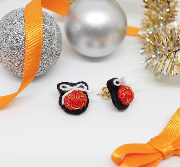 3D Cute & Mini Christmas Ball Embroidery Earrings *Handmade* 2枚目の画像