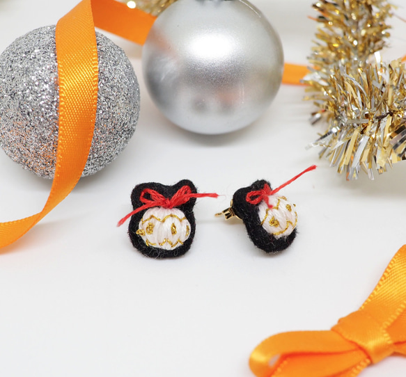 3D Cute & Mini Christmas Ball Embroidery Earrings *Handmade* 2枚目の画像