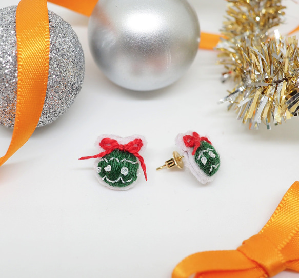 3D Cute & Mini Christmas Ball Embroidery Earrings *Handmade* 2枚目の画像