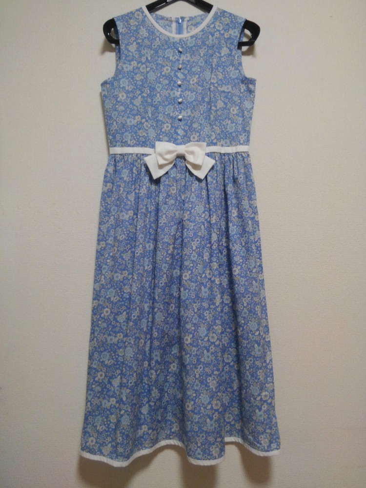 人気    お出かけワンピース　ブルー　　小花模様　Mサイズ　着丈113センチ　コットン