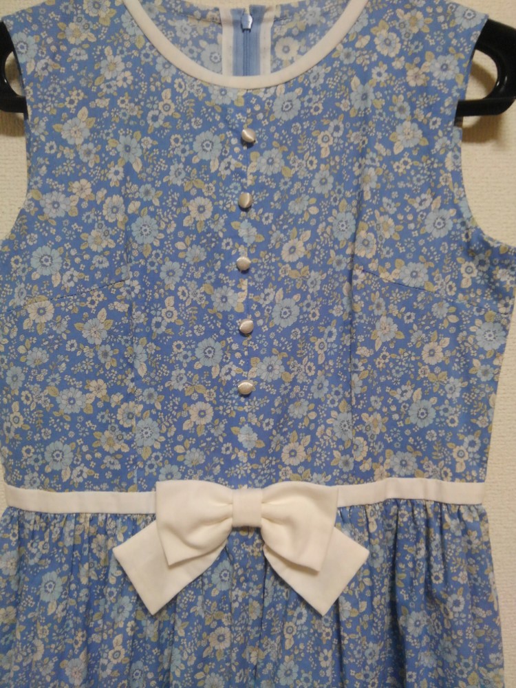 人気    お出かけワンピース　ブルー　　小花模様　Mサイズ　着丈113センチ　コットン