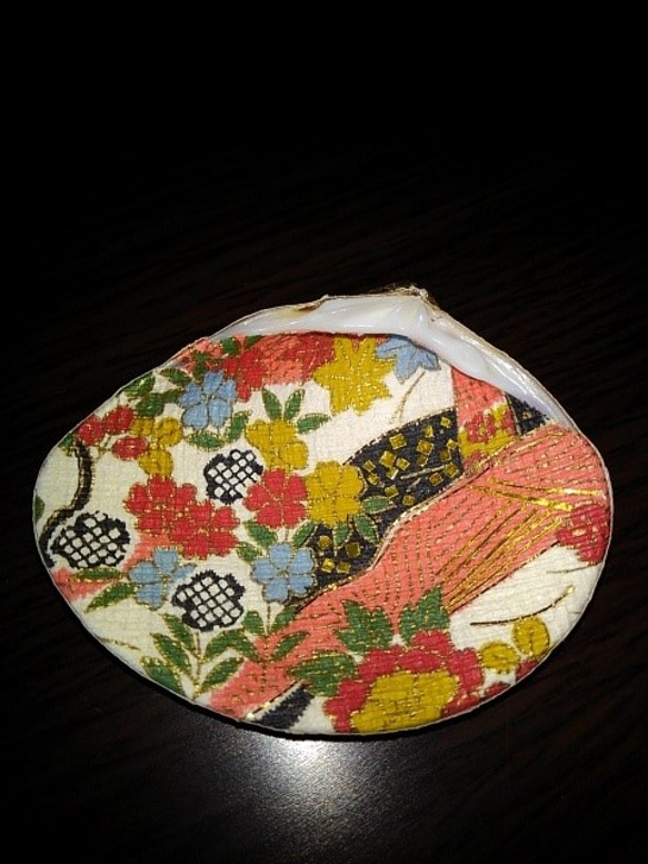 新品　紫式部　はまぐり　手描き　貝合わせ　7.5×6　桐板台　インテリア飾り はまぐり 貝飾り 6×5.5センチ ひなまつり インテリア小物 その他