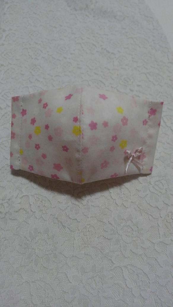 子供マスク 　ピンク  小花もよう　リボン付き　10×17センチ　コットン 1枚目の画像