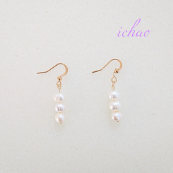 在庫セール☆再再…再販♪14kgfフック交換可♪天然石 縞入り淡水パールの3連カジュアルピアス／イヤリング 2枚目の画像