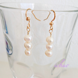 在庫セール☆再再…再販♪14kgfフック交換可♪天然石 縞入り淡水パールの3連カジュアルピアス／イヤリング 3枚目の画像