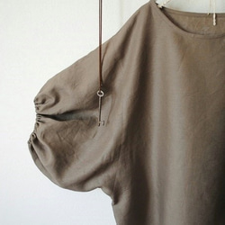リネンのバルーンパフ袖ブラウス（モカ） 3枚目の画像