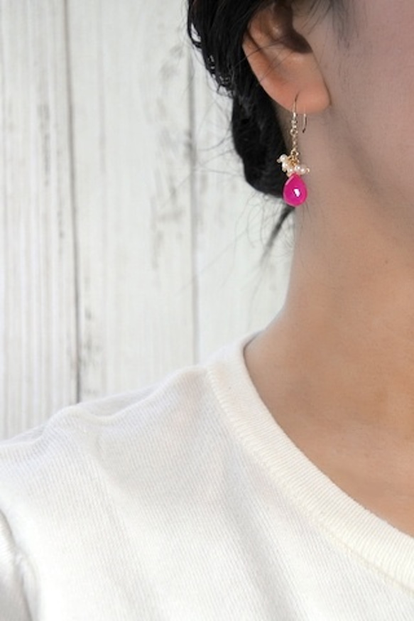 14kgf Fusha粉紅色Calsedony和小淡水珍珠穿孔（耳環可變） 第7張的照片