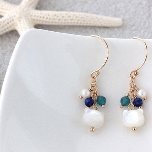 小さな天然石◇シーブルーカルセドニー◇ホワイトシェル猫のピアス