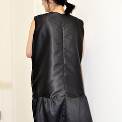 Flat 135 X 台灣設計師 黑色 氣質感 無袖洋裝 中長裙 簡單 立體剪裁 派對穿搭 婚禮穿搭 第8張的照片