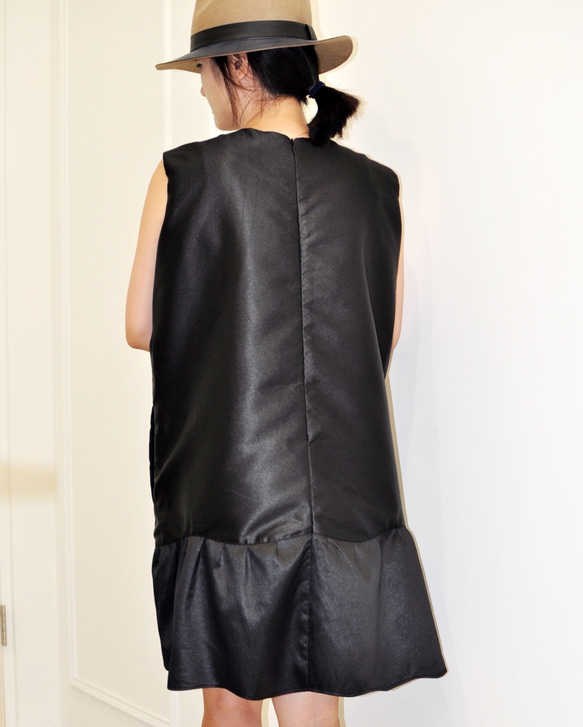 Flat 135 X 台灣設計師 黑色 氣質感 無袖洋裝 中長裙 簡單 立體剪裁 派對穿搭 婚禮穿搭 第8張的照片