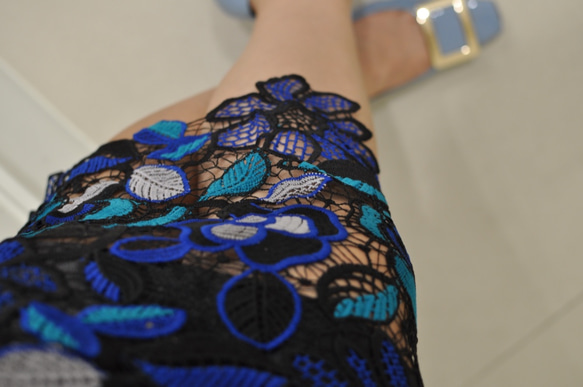 Flat 135 X 台灣設計師系列 4色花朵葉子蕾絲棉質布料 英式風格 窄版過膝鉛筆裙 小性感 第10張的照片