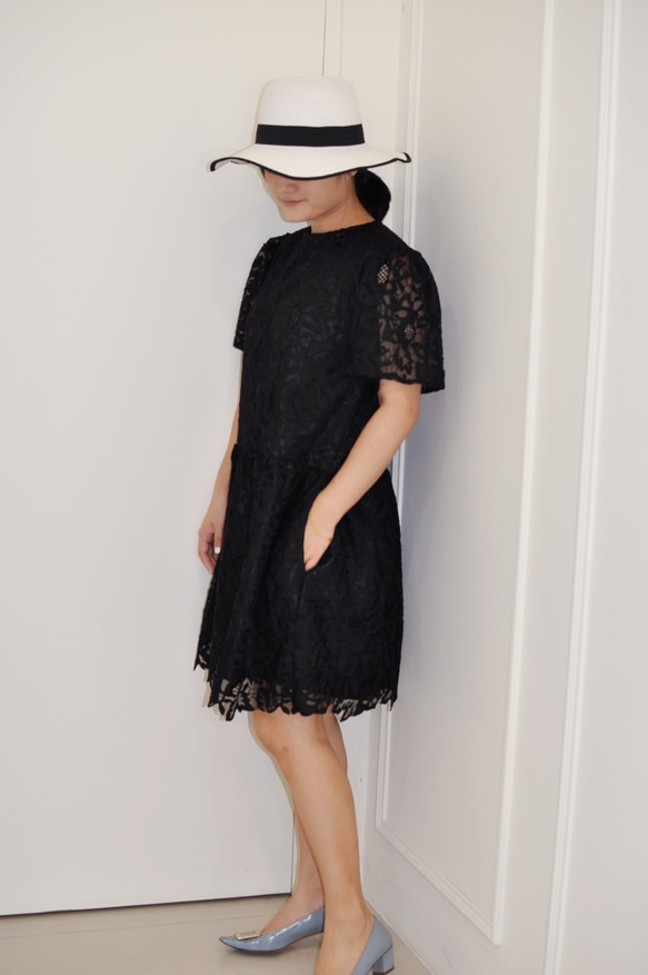 Flat 135X台灣設計師系列 波浪袖洋裝 黑色網紗刺繡蕾絲布料洋裝 第1張的照片