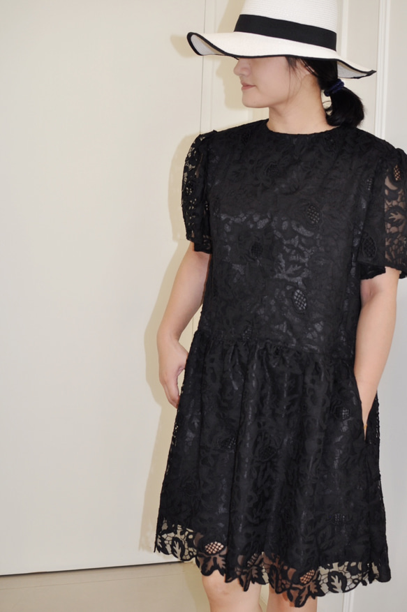 Flat 135X台灣設計師系列 波浪袖洋裝 黑色網紗刺繡蕾絲布料洋裝 第8張的照片