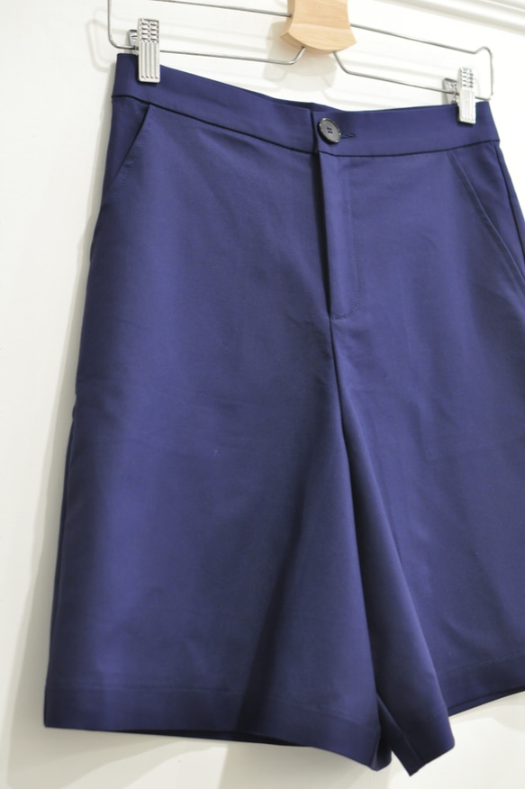 Flat 135X台灣設計師 深藍色 彈性布料 直筒寬褲 五分褲 舒適輕鬆 第5張的照片