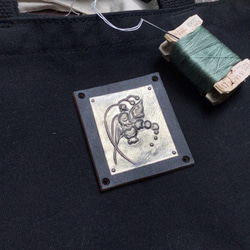 すずらんの革+メタルモチーフ カバンやポーチに縫い付けタグ 9枚目の画像