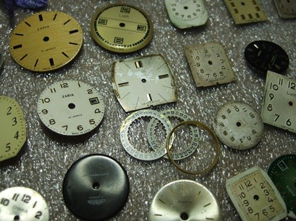 ノスタルジック時計文字盤2個セット　レジン素材に 2枚目の画像