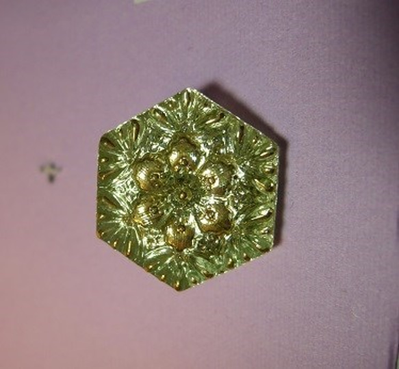 六角形ウランガラスボタン 4枚目の画像