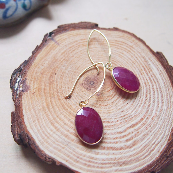 Dangle Ruby Earrings | 18K Yellow Gold Plated 2枚目の画像