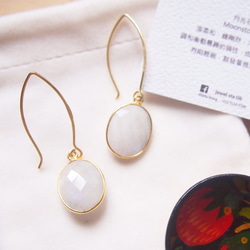 Dangle Moonstone Earrings | 18K Yellow Gold Plated 2枚目の画像