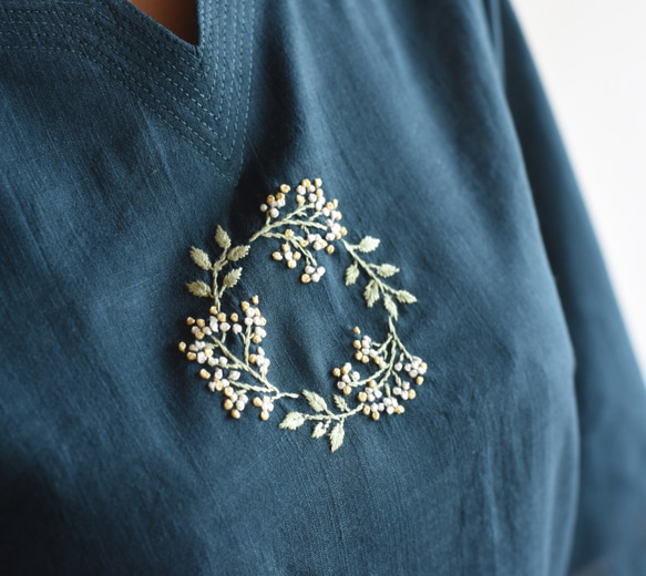 花の手の刺繍の薄い綿のドレス 3枚目の画像