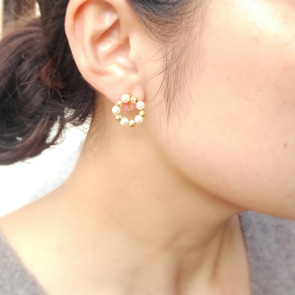 SWAROVSKI Pearl × gold × circle : ノンホールピアス 1枚目の画像