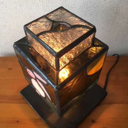 ステンドグラスの和風ねじれランプ ステンドグラスの和風ねじれランプ