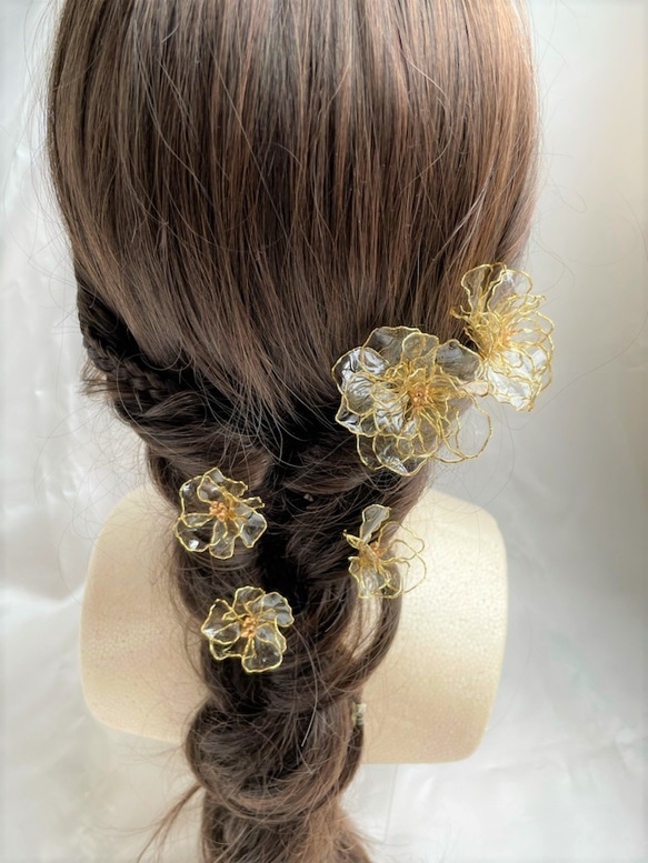 お花のヘアアクセサリー　５輪　～ゴールドクリア～ ディップアート 1枚目の画像