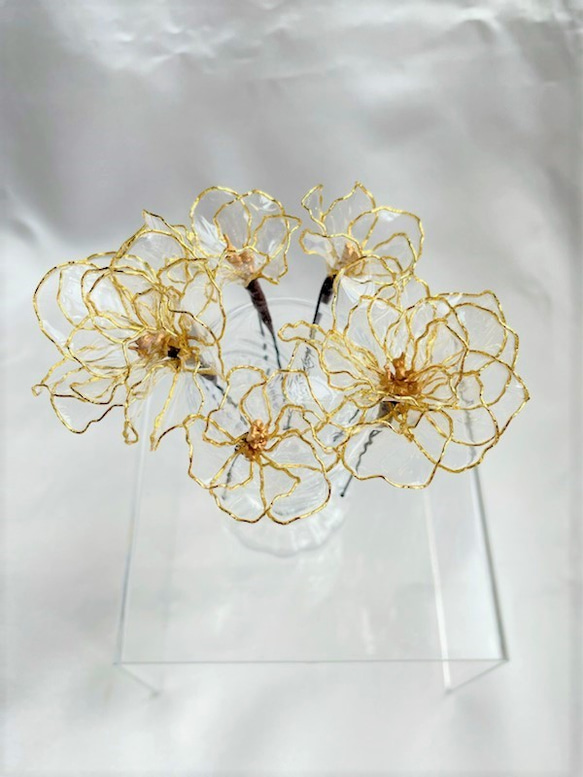 お花のヘアアクセサリー　５輪　～ゴールドクリア～ ディップアート 3枚目の画像