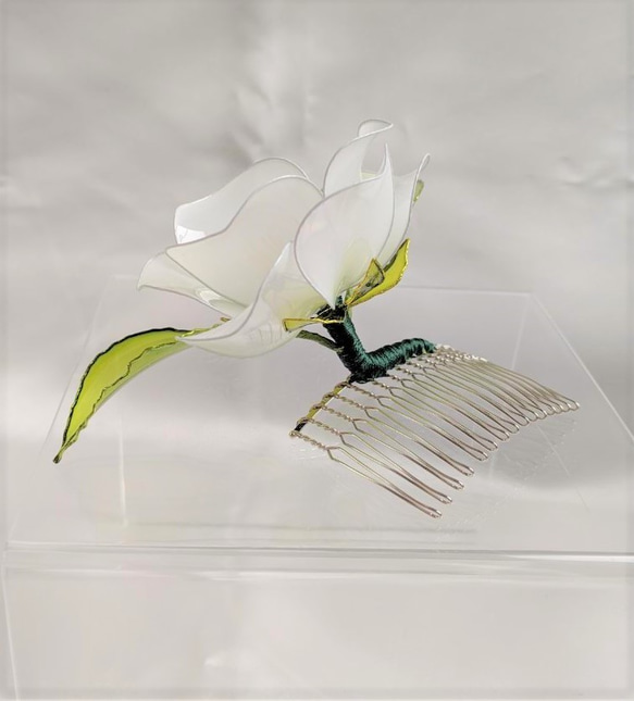 椿のコーム　大　白　　～ディップアート　ヘアアクセサリー～ 3枚目の画像