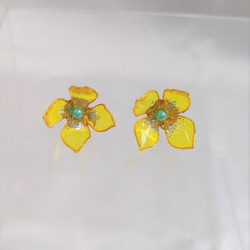 小花のピアス　黄色　～ディップアート～ 2枚目の画像