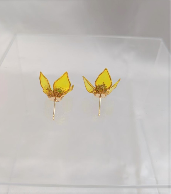 小花のピアス　黄色　～ディップアート～ 3枚目の画像
