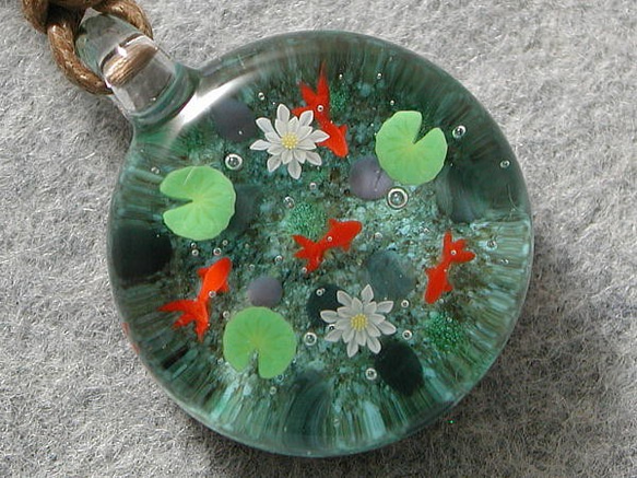 平玉・睡蓮と金魚 とんぼ玉 ガラス ネックレス No1811 1枚目の画像