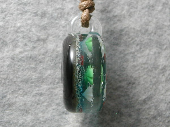 平玉・睡蓮と金魚 とんぼ玉 ガラス ネックレス No1811 5枚目の画像