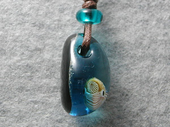 月夜のオウムガイ とんぼ玉 ガラス ネックレス No1860 5枚目の画像