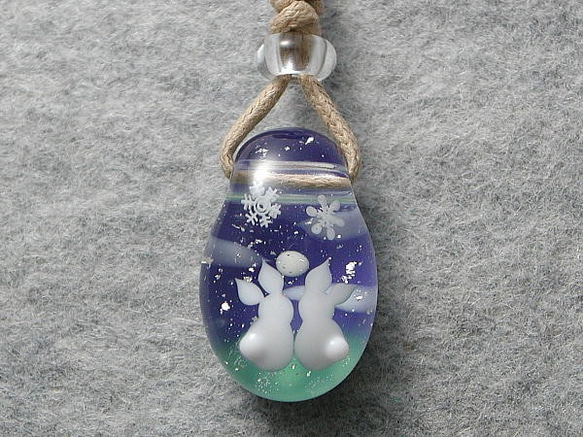 雪月夜と白ウサギ  とんぼ玉 ガラス ネックレス No1889 2枚目の画像