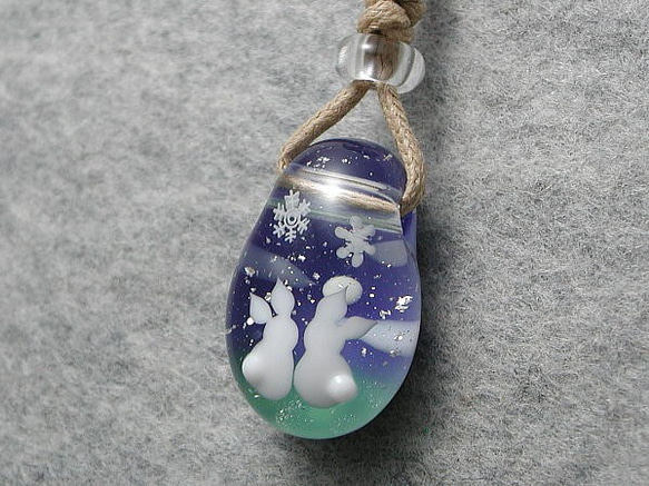 雪月夜と白ウサギ  とんぼ玉 ガラス ネックレス No1889 4枚目の画像