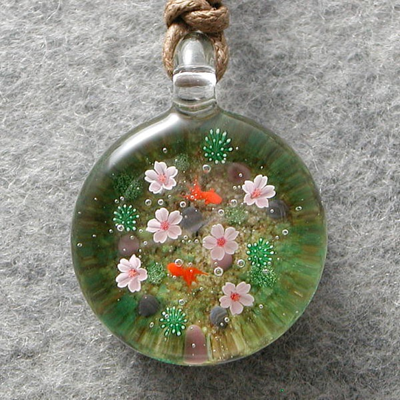 平玉・池に舞い落ちた桜 とんぼ玉 ガラス ネックレス No1907 2枚目の画像