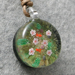 平玉・池に舞い落ちた桜 とんぼ玉 ガラス ネックレス No1907 3枚目の画像
