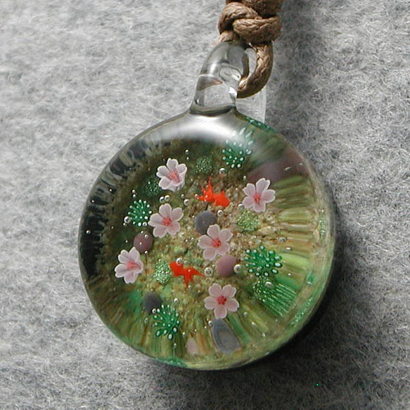 平玉・池に舞い落ちた桜 とんぼ玉 ガラス ネックレス No1907 4枚目の画像