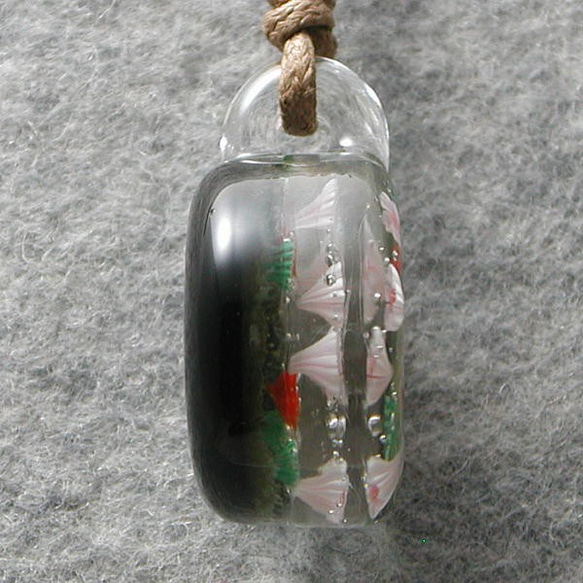 平玉・池に舞い落ちた桜 とんぼ玉 ガラス ネックレス No1907 5枚目の画像