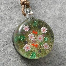 平玉・池に舞い落ちた桜 とんぼ玉 ガラス ネックレス No1914 3枚目の画像
