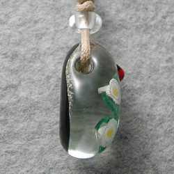 シロバナタンポポとテントウムシ(在庫整理品) とんぼ玉 ガラス ネックレス No1915 5枚目の画像