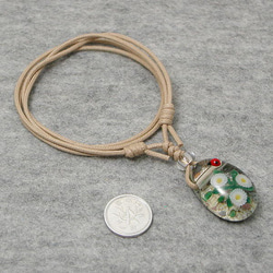 シロバナタンポポとテントウムシ(在庫整理品) とんぼ玉 ガラス ネックレス No1915 6枚目の画像