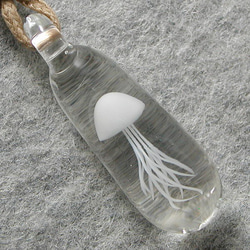 ふわふわクラゲ(白)(在庫整理品) とんぼ玉 ガラス ネックレス No1348 1枚目の画像