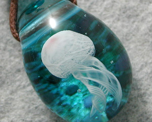 朝焼けのクラゲ、海の下のクラゲ、 ガラスのペンダントトップ 楽天市場】1点物、クラゲガラスネックレス 男女兼用ネックレス