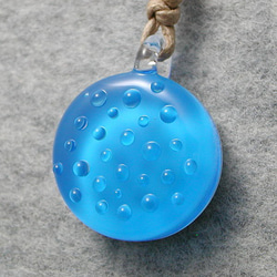平玉・青いプールと窓についた水滴と とんぼ玉 ガラス ネックレス No2022 4枚目の画像