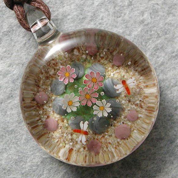 平玉・丸い小さな花壇に咲いたコスモスと赤とんぼ とんぼ玉 ガラス ネックレス No2028 1枚目の画像