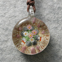 平玉・丸い小さな花壇に咲いたコスモスと赤とんぼ とんぼ玉 ガラス ネックレス No2028 2枚目の画像