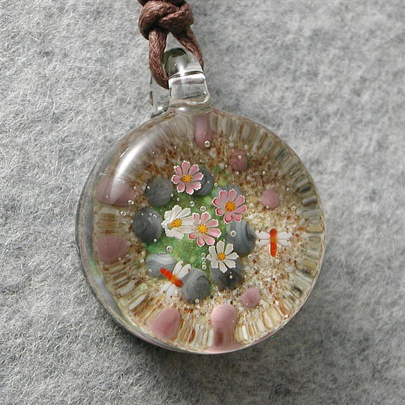 平玉・丸い小さな花壇に咲いたコスモスと赤とんぼ とんぼ玉 ガラス ネックレス No2028 3枚目の画像