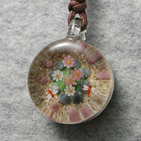 平玉・丸い小さな花壇に咲いたコスモスと赤とんぼ とんぼ玉 ガラス ネックレス No2028 4枚目の画像
